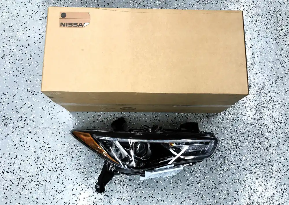 Nissan RH Headlamp Assembly 26010-9NR0B NOS